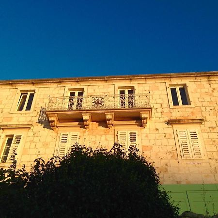 Appartamento Palazzo Di Toma Milna  Esterno foto