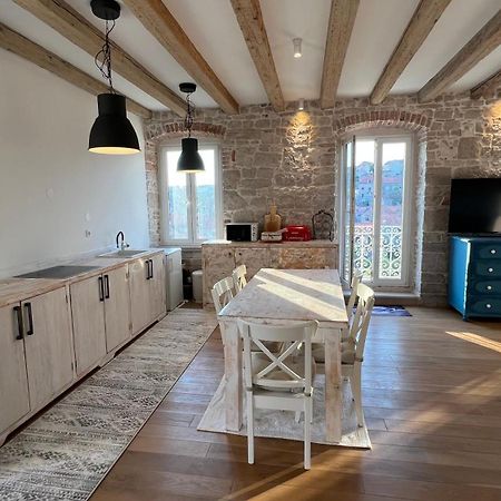 Appartamento Palazzo Di Toma Milna  Esterno foto