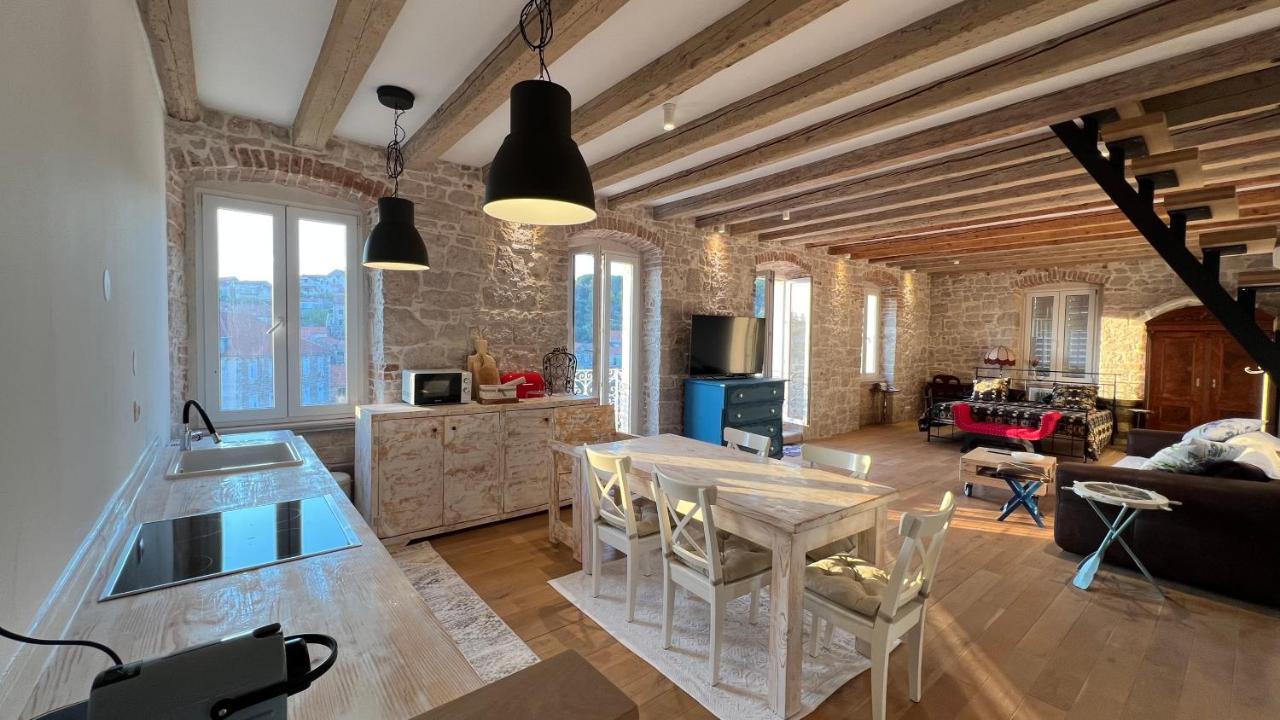 Appartamento Palazzo Di Toma Milna  Esterno foto