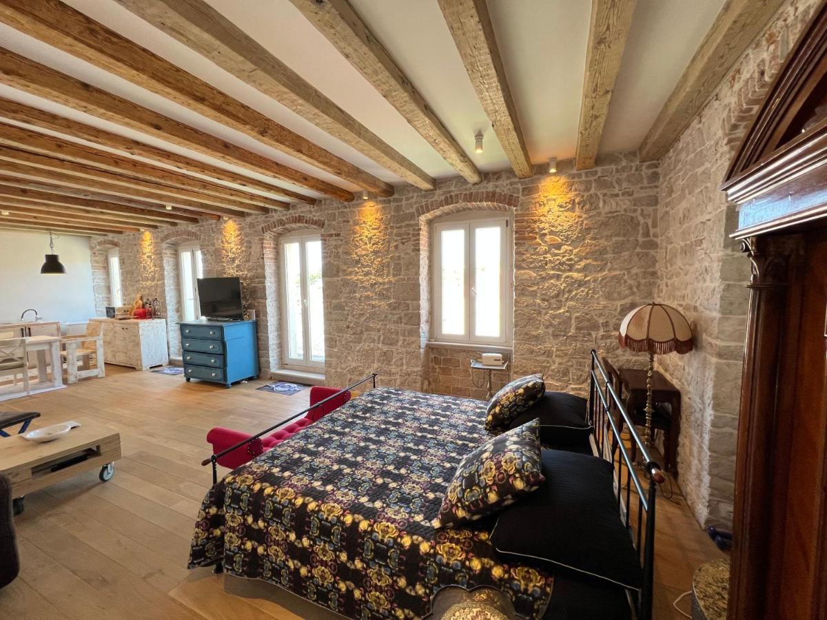 Appartamento Palazzo Di Toma Milna  Esterno foto