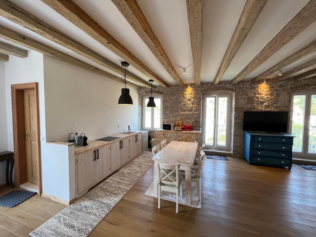Appartamento Palazzo Di Toma Milna  Esterno foto