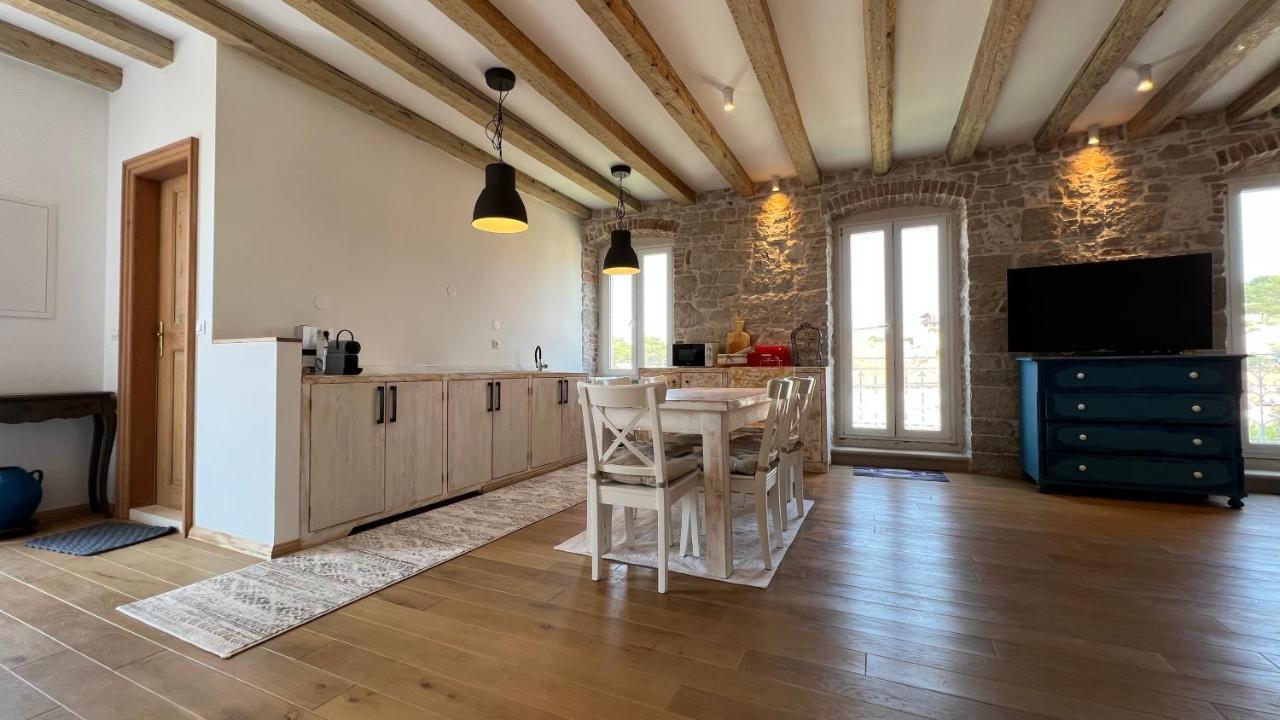 Appartamento Palazzo Di Toma Milna  Esterno foto
