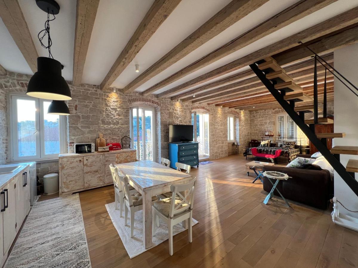 Appartamento Palazzo Di Toma Milna  Esterno foto
