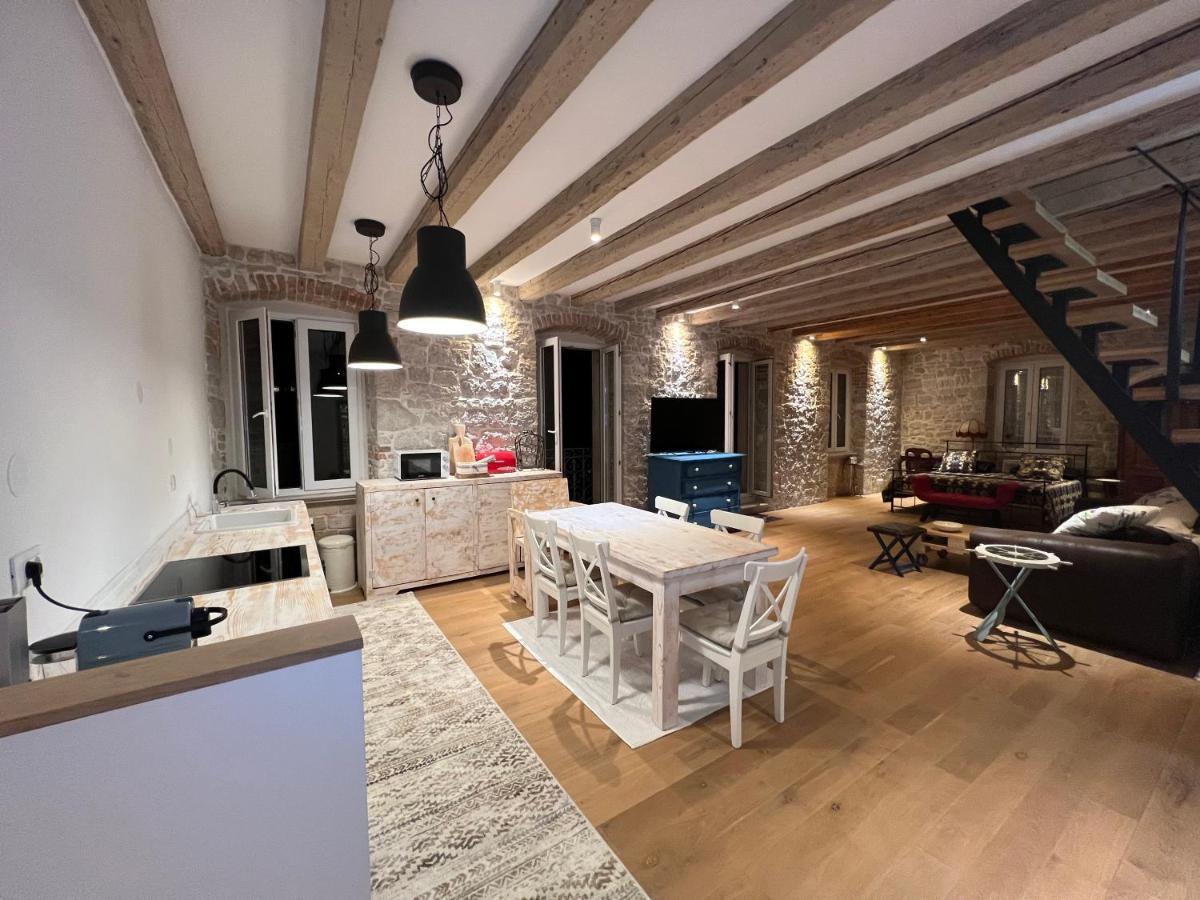 Appartamento Palazzo Di Toma Milna  Esterno foto