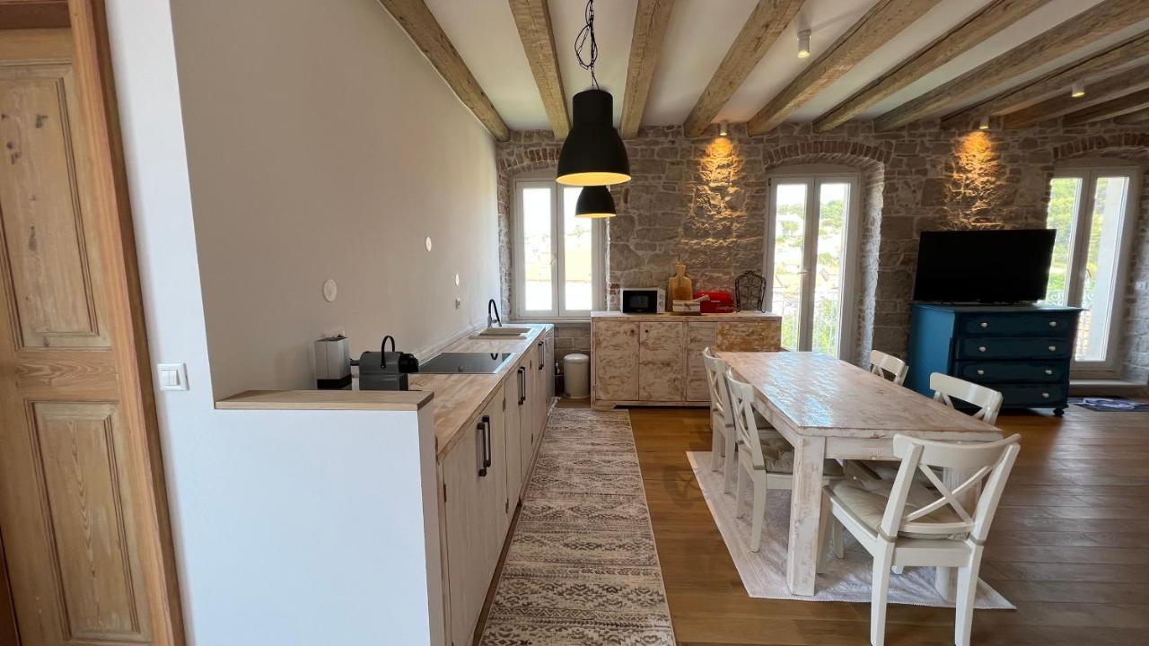 Appartamento Palazzo Di Toma Milna  Esterno foto