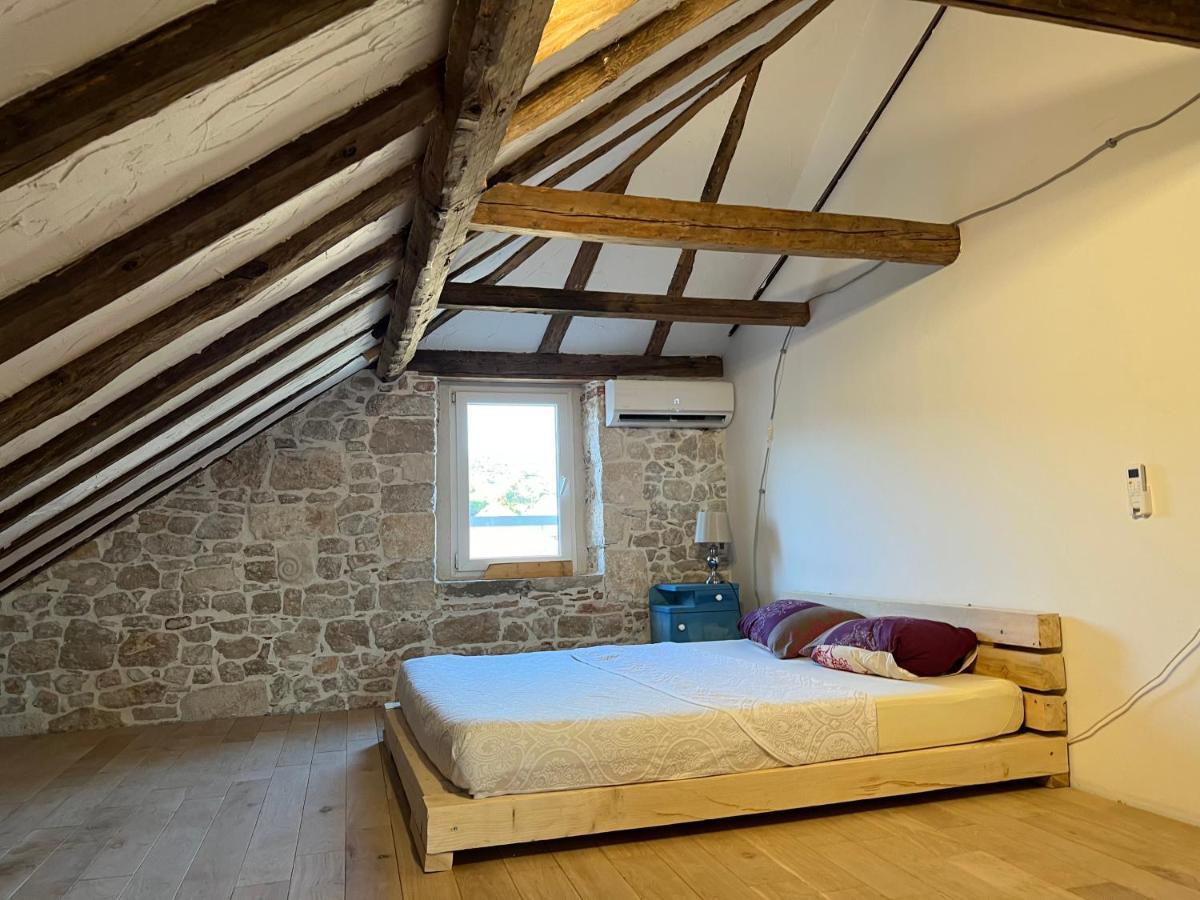 Appartamento Palazzo Di Toma Milna  Esterno foto