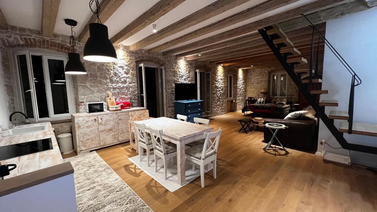 Appartamento Palazzo Di Toma Milna  Esterno foto