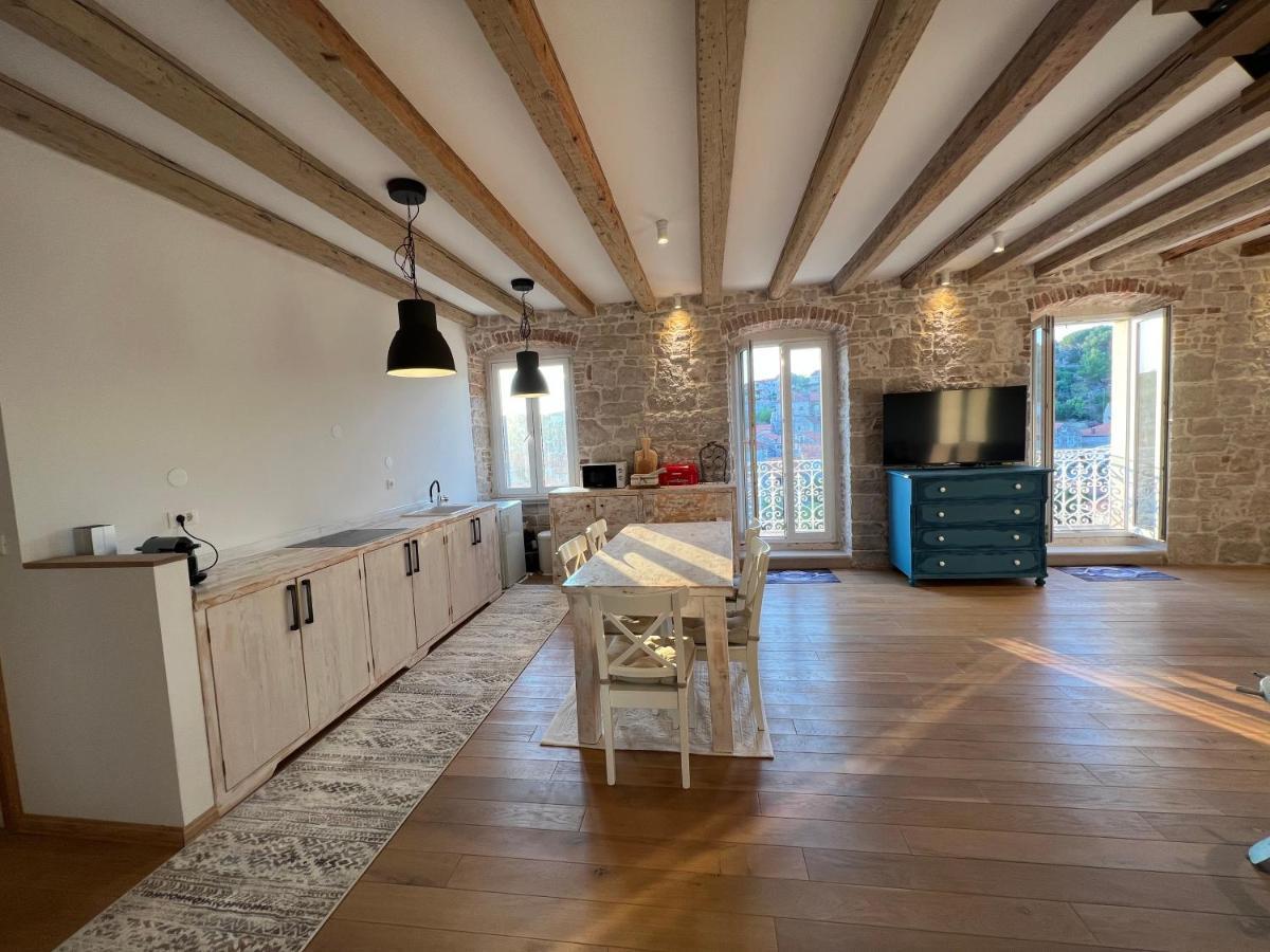 Appartamento Palazzo Di Toma Milna  Esterno foto