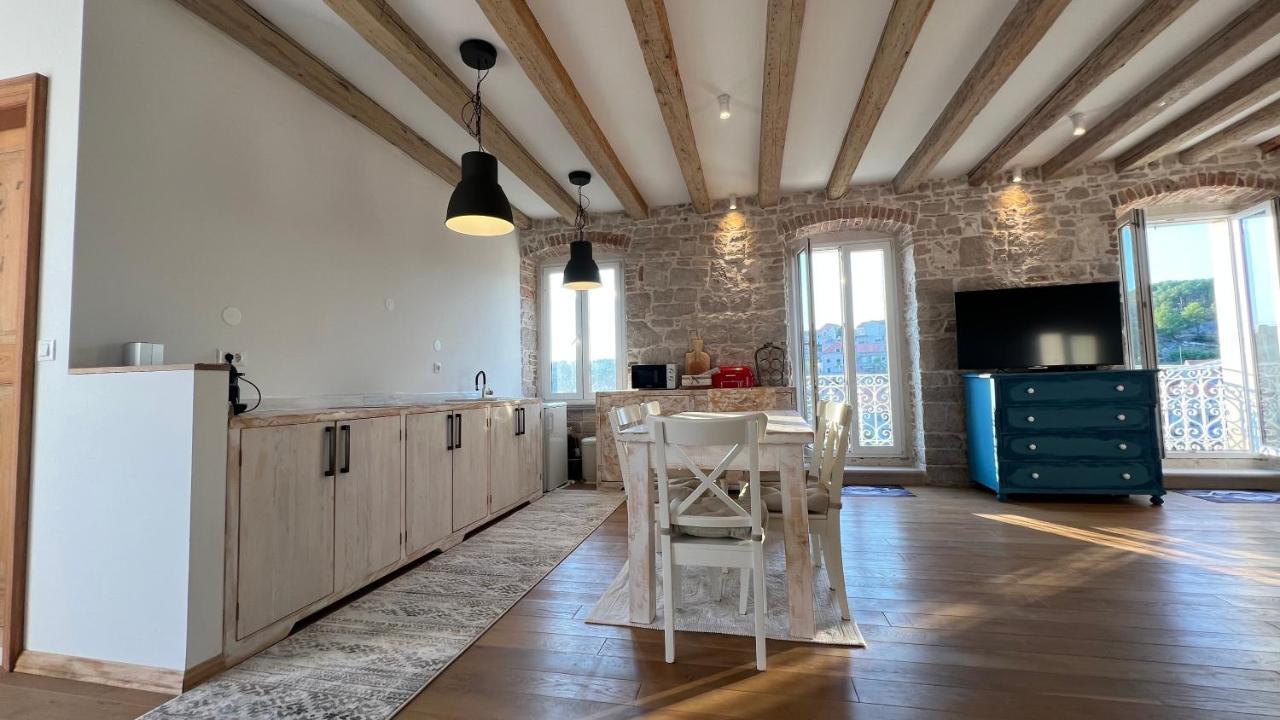 Appartamento Palazzo Di Toma Milna  Esterno foto