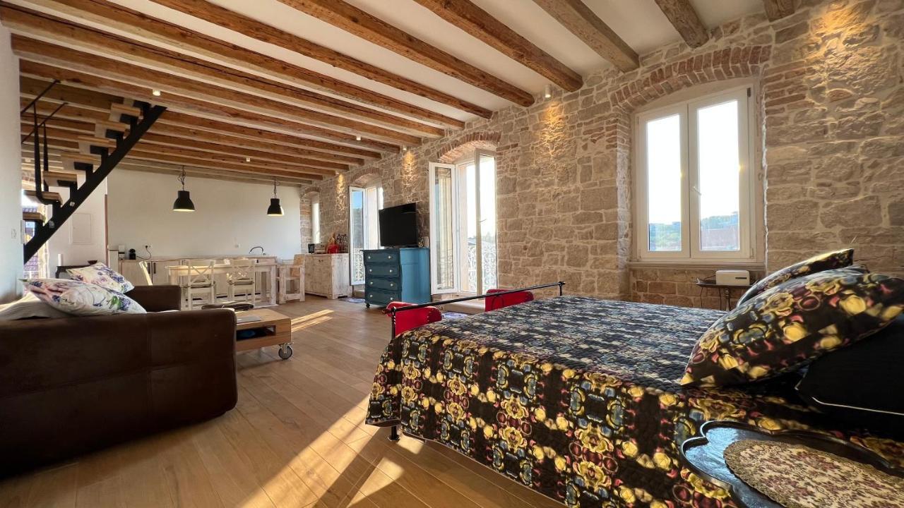 Appartamento Palazzo Di Toma Milna  Esterno foto